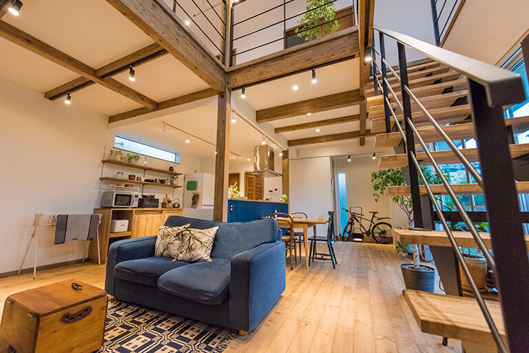植物と無垢材で彩られたリビング|秋田市 住宅 施工事例 ブルックで建てたお客様の暮らし方