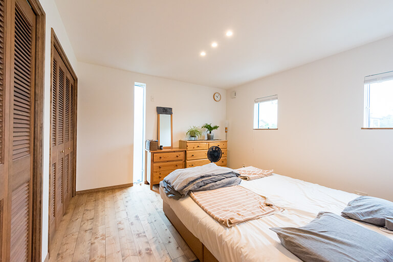 大人な雰囲気の爽やかな寝室|秋田市 住宅 施工事例 ブルックで建てたお客様の暮らし方
