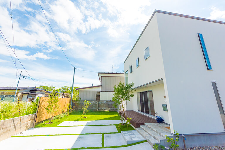 シンプルな庭とアクセントのある外構|秋田市 住宅 施工事例 ブルックで建てたお客様の暮らし方