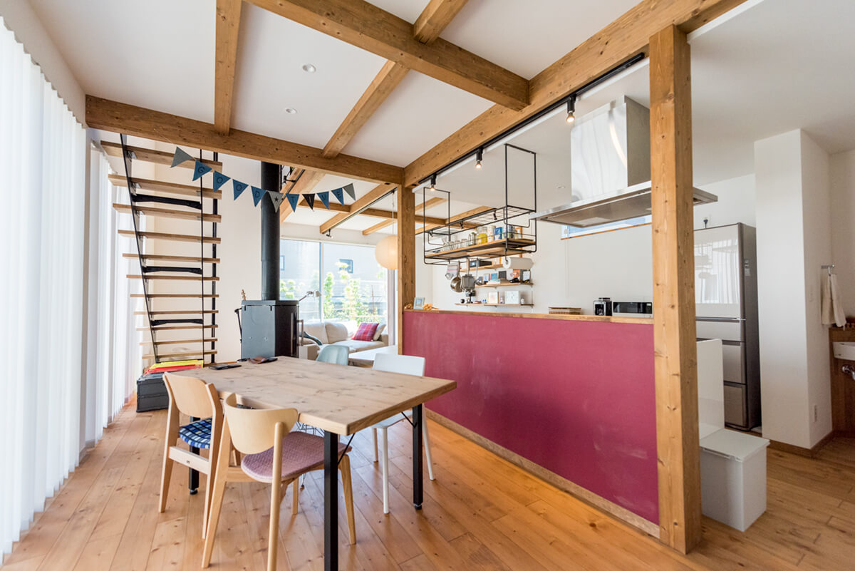 構造の柱を活かしたアイランドスタイルのキッチン|秋田市の施工事例 ブルックのお客様の暮らし方