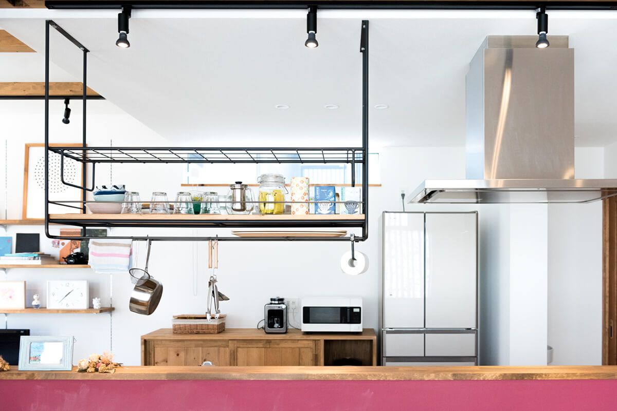 シンプルなキッチン家電と差し色のキッチン雑貨達|秋田市の施工事例 ブルックのお客様の暮らし方