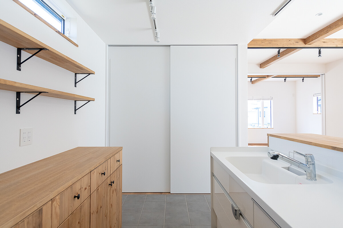 キッチン収納も空間とインテリアに配慮した控えめなデザインに