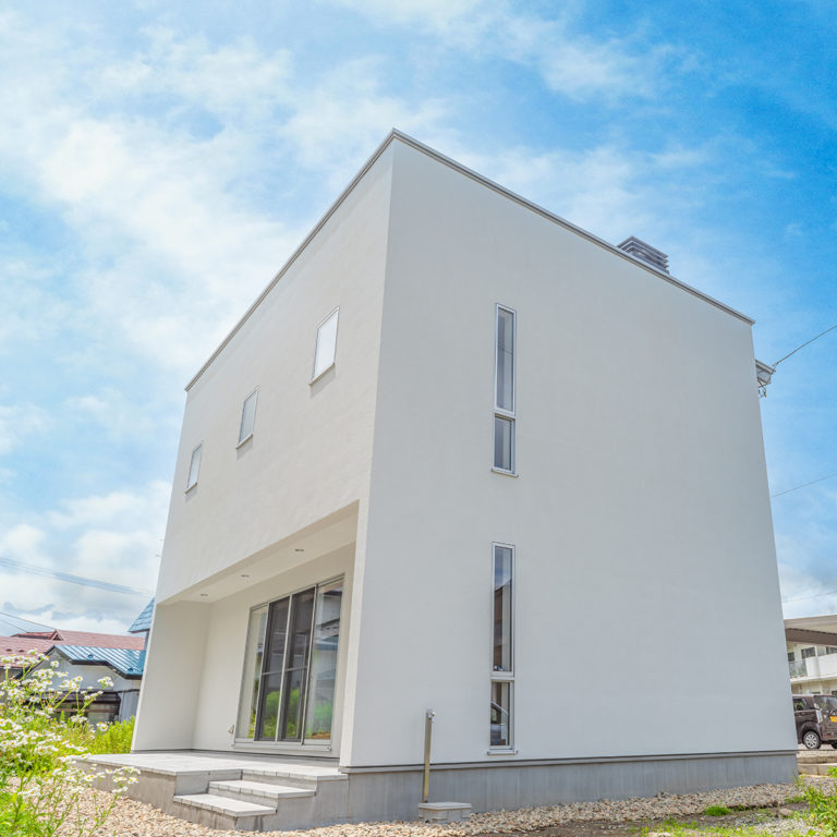 由利本荘市矢島の家 | 鳥海山を望めるのどかなロケーションとクールな外観のコントラスト