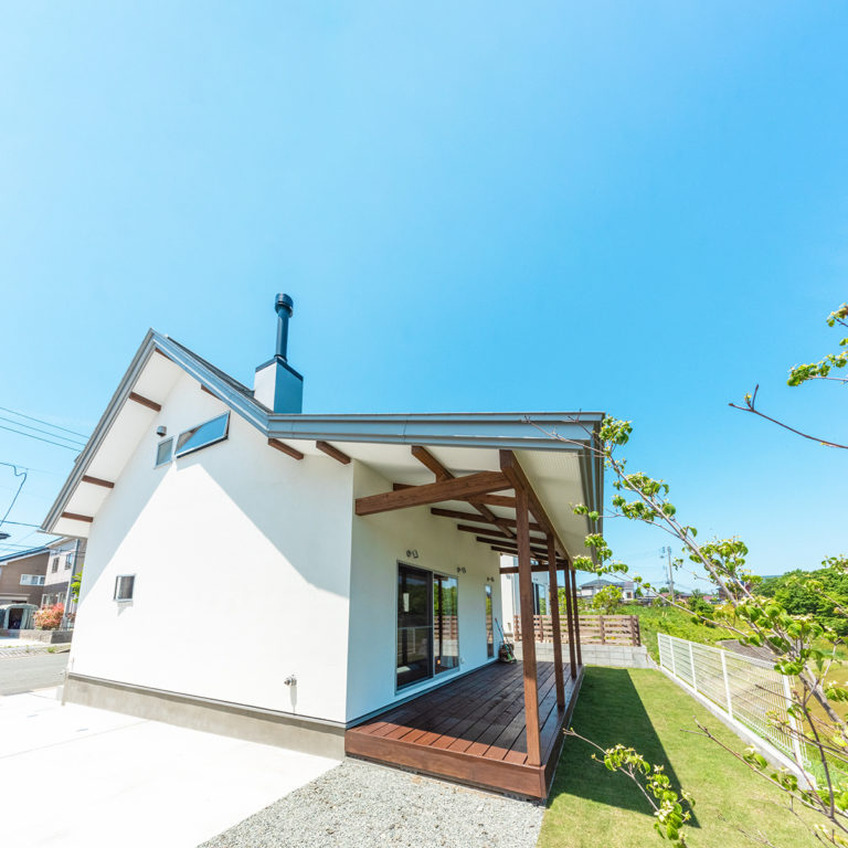 秋田市大平台の家|リビング・ダイニングから繋がるウッドデッキそして里山を臨む贅沢な景観