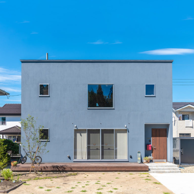 秋田市南ヶ丘の家2 | ノスタルジックなブルーグレーの塗り壁、整然としながらも個性を放つコンパクトハウス